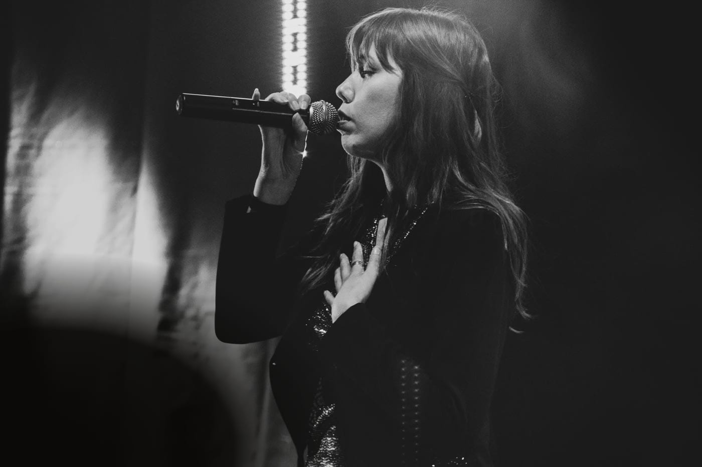 Delphine chanteuse, en noir et blanc
