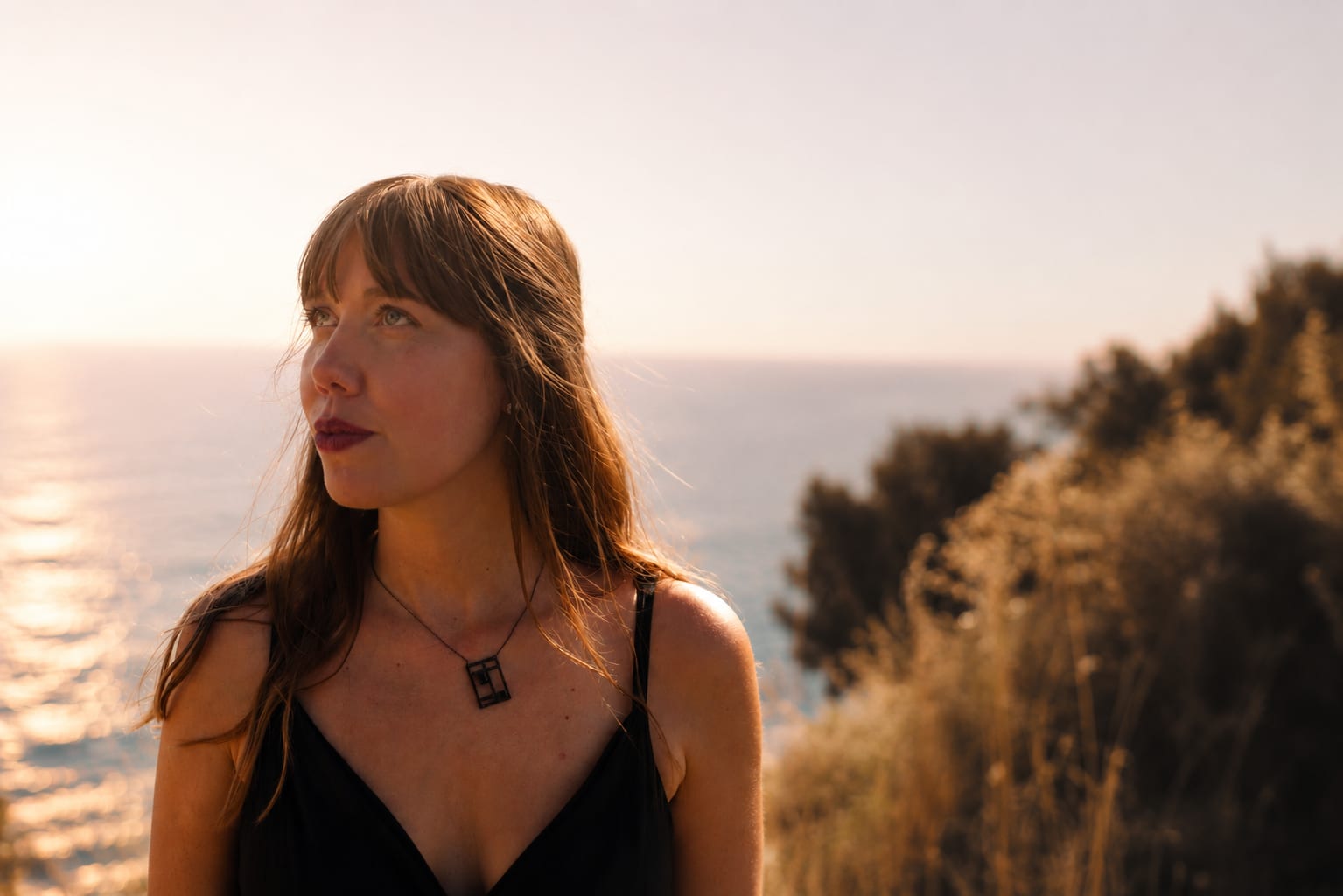 Delphine Untereiner, portrait en lumière dorée face à la mer